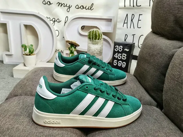 Adidas Gris Beige Chaussures Lifestyle Basse à Tige Texturée en Daim 21
