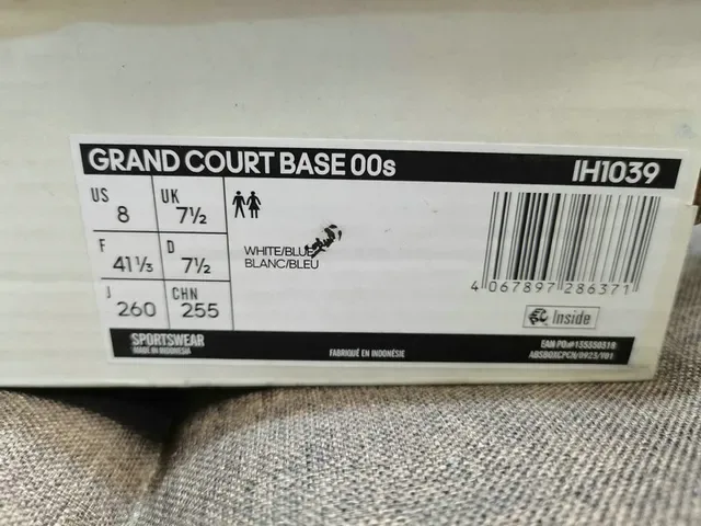 Adidas Gris Beige Chaussures Lifestyle Basse à Tige Texturée en Daim 22