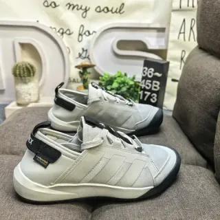 Adidas बिना लेस वाले स्लिप-ऑन तीन पट्टियों वाला लाइफस्टाइल स्नीकर