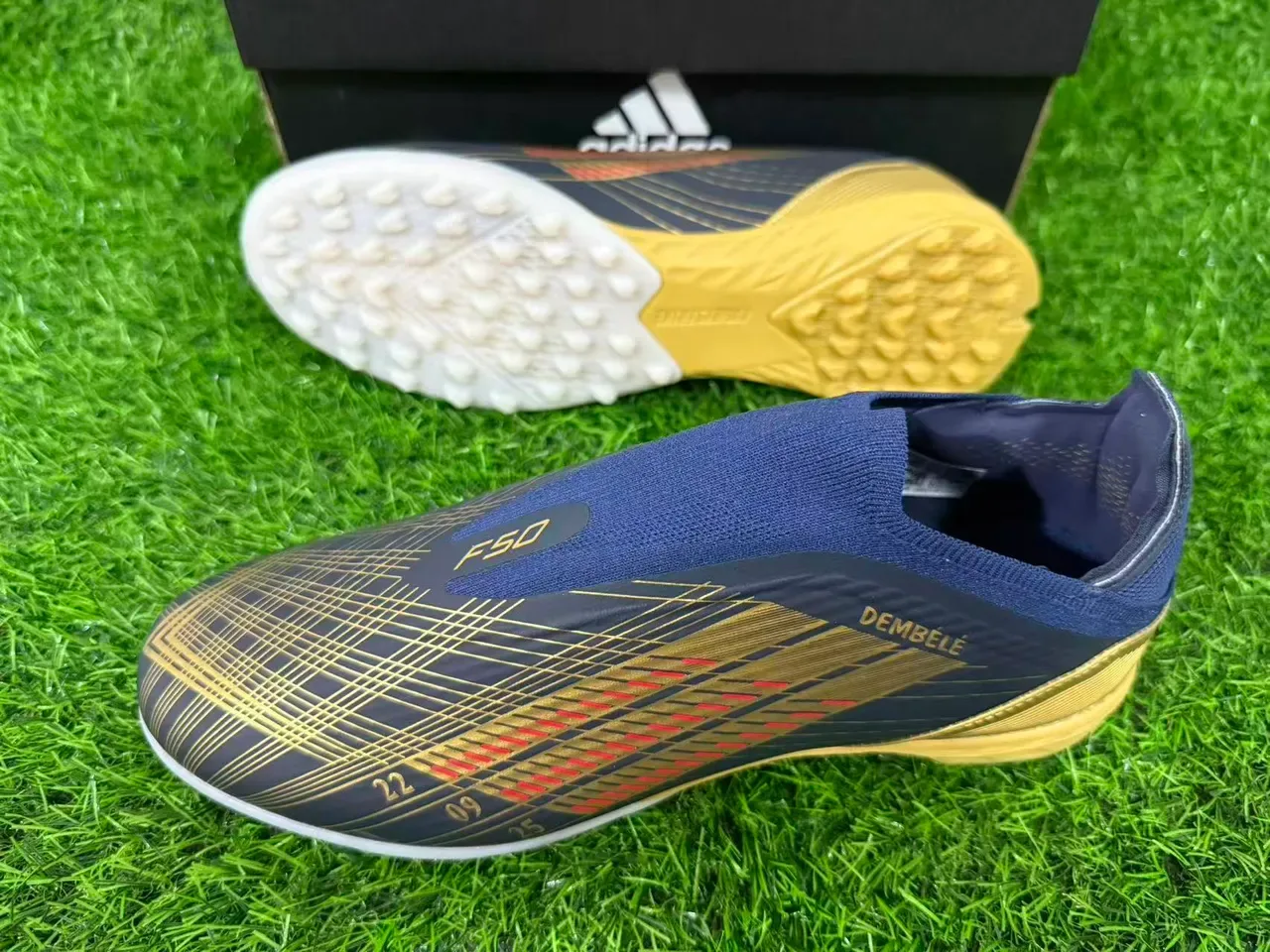 Adidas Chaussures de football turf navy gold low-cut sock-fit upper three-stripe design 10