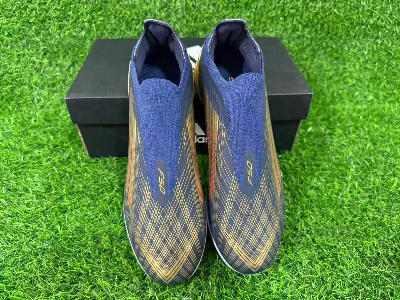 Adidas Chaussures de football turf navy gold low-cut sock-fit upper three-stripe design 12
