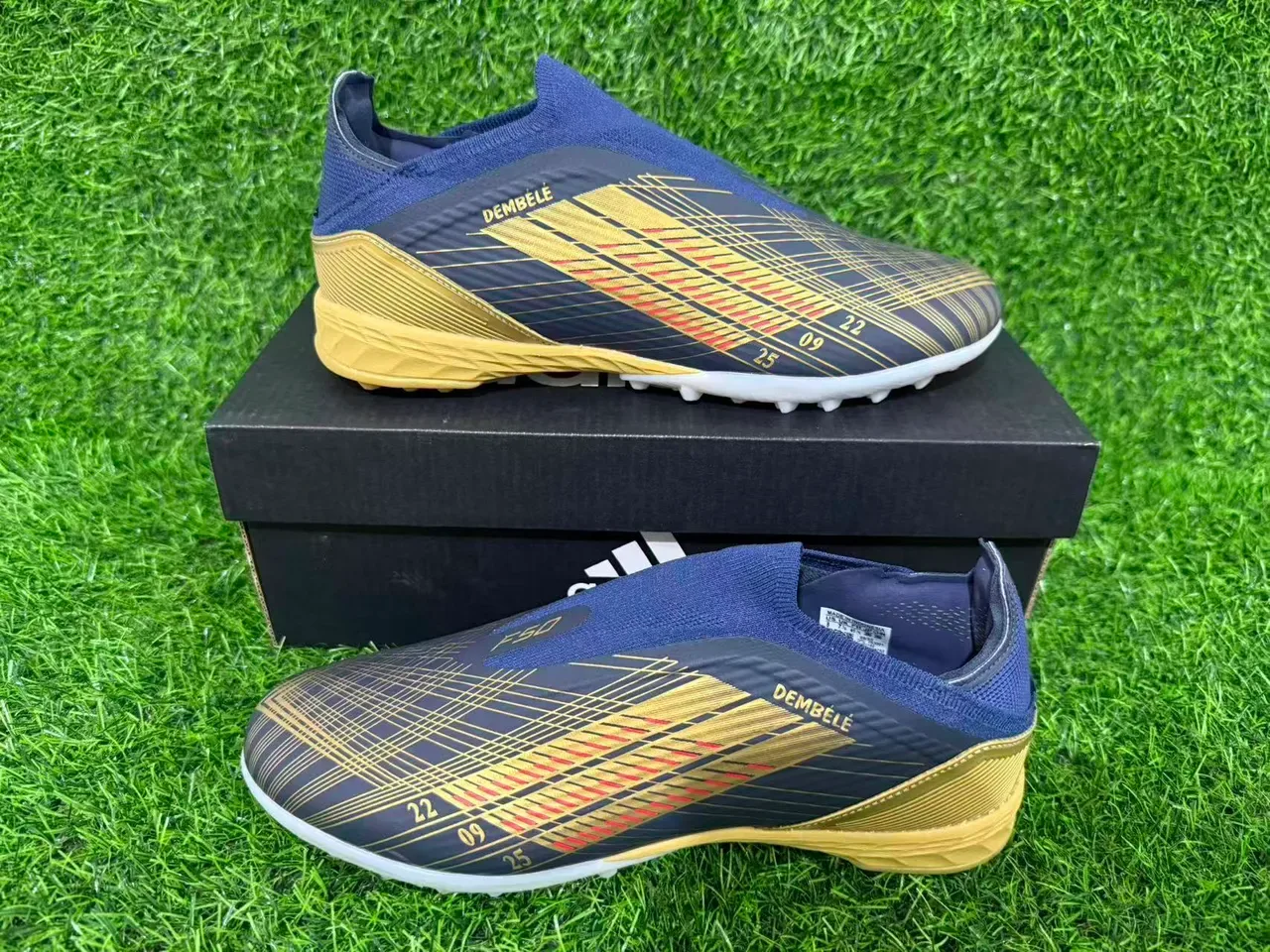 Adidas Chaussures de football turf navy gold low-cut sock-fit upper three-stripe design 15