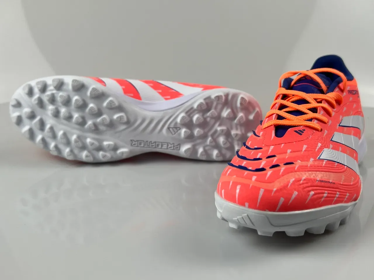 Adidas Predator Chaussures de football turf orange blanc à tige basse en synthétique avec motif géométrique texturé 9
