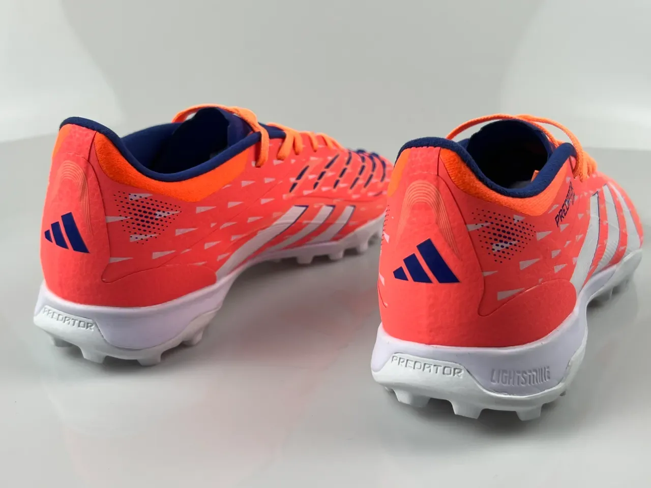 Adidas Predator Chaussures de football turf orange blanc à tige basse en synthétique avec motif géométrique texturé 10