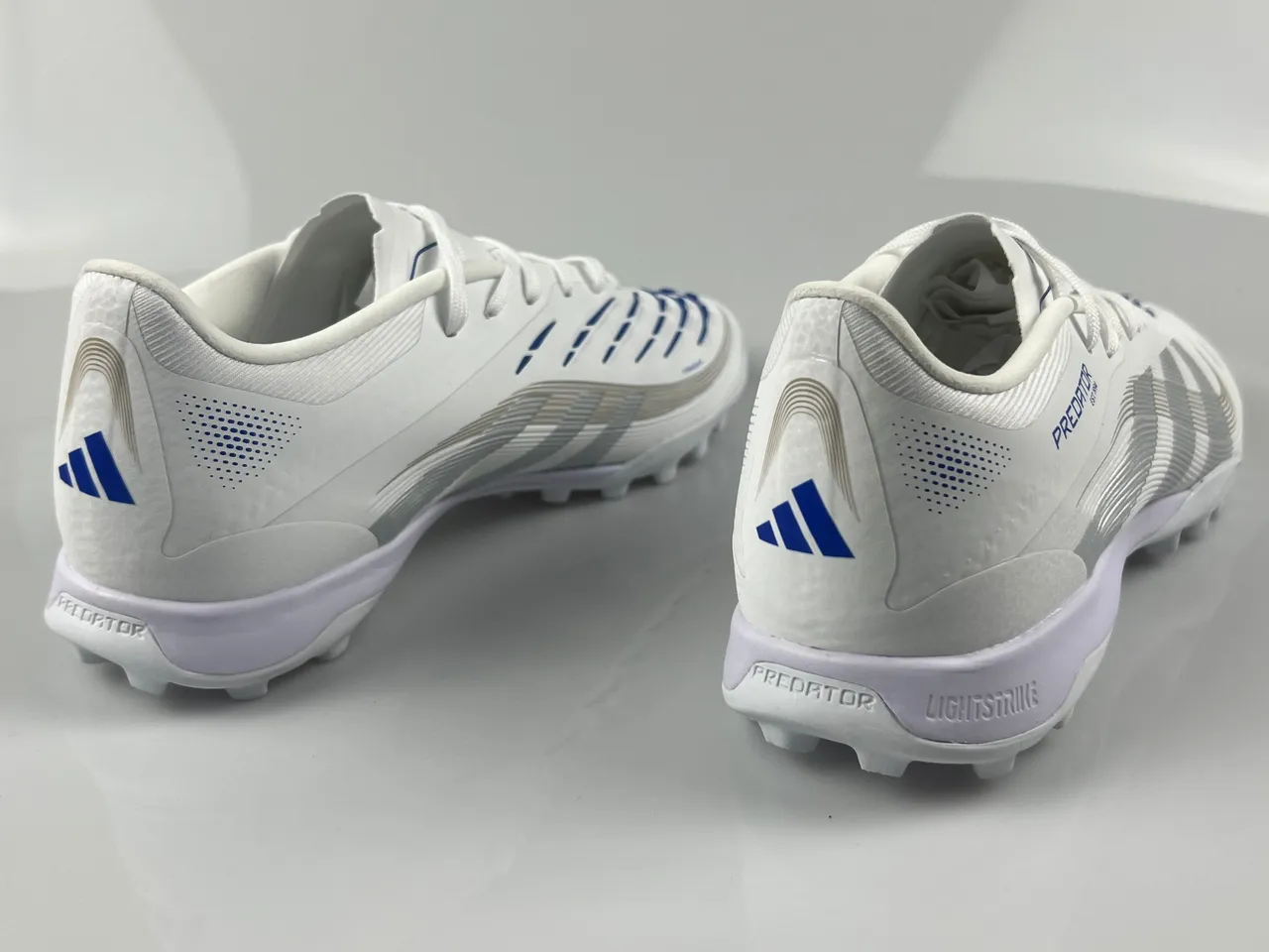 Adidas Predator Blanco Azul Corte Bajo Cordones Rayas Plateadas Metálicas Zapatos de Fútbol para Césped 3