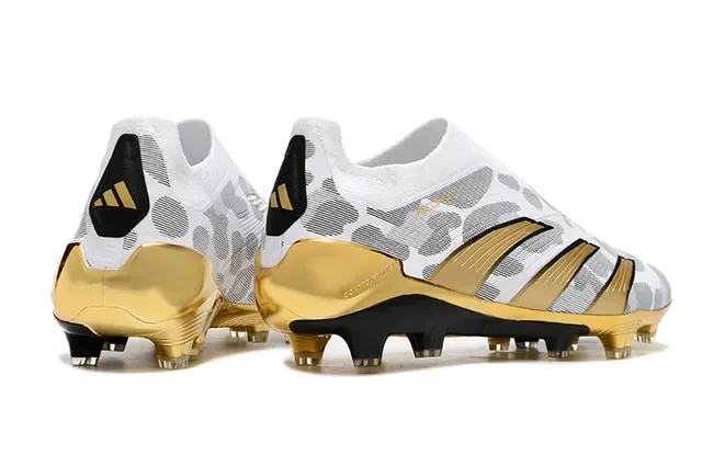 Adidas Predator White Gold Chaussures de football avec col de chaussette et partie supérieure à motif géométrique pour terrain ferme 5