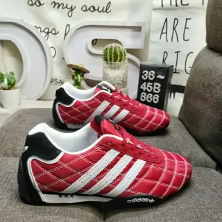 Adidas लाल काला क्विल्टेड डायमंड-स्टिच्ड ऊपरी तीन सफेद पट्टियाँ लाइफस्टाइल स्नीकर