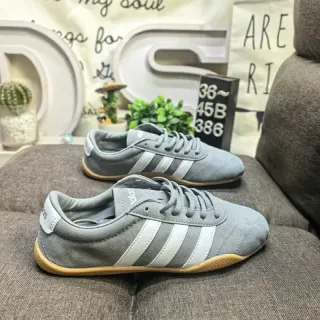 Adidas Samba भूरा सफेद सूड ऊपरी तीन स्ट्राइप लाइफस्टाइल स्नीकर्स