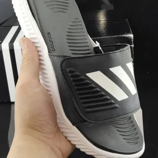 Adidas Slide काला और सफेद चप्पल