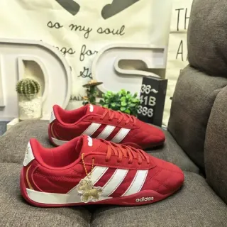 Adidas Spezial-Style लाल और सफेद लाइफस्टाइल स्नीकर
