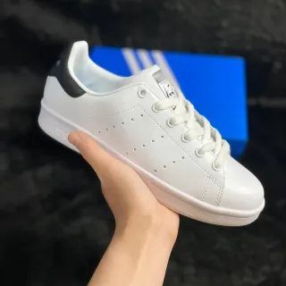 Adidas Stan Smith सफेद और काला लाइफस्टाइल स्नीकर