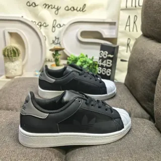 Adidas Superstar काले और भूरे लाइफस्टाइल स्नीकर