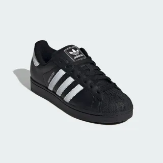 Adidas Superstar काले और चांदी वाले लाइफस्टाइल स्नीकर