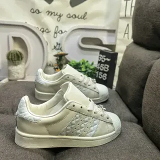 Adidas Superstar Off-White क्विल्टेड स्ट्राइप लाइफस्टाइल स्नीकर