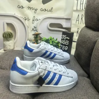 Adidas Superstar सफेद और नीला जीवनशैली स्नीकर