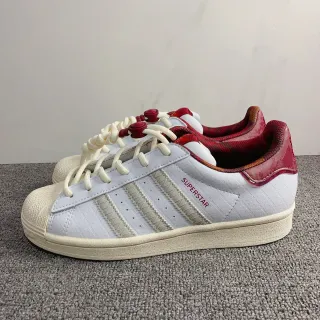 Adidas Superstar सफेद और लाल लाइफस्टाइल स्नीकर