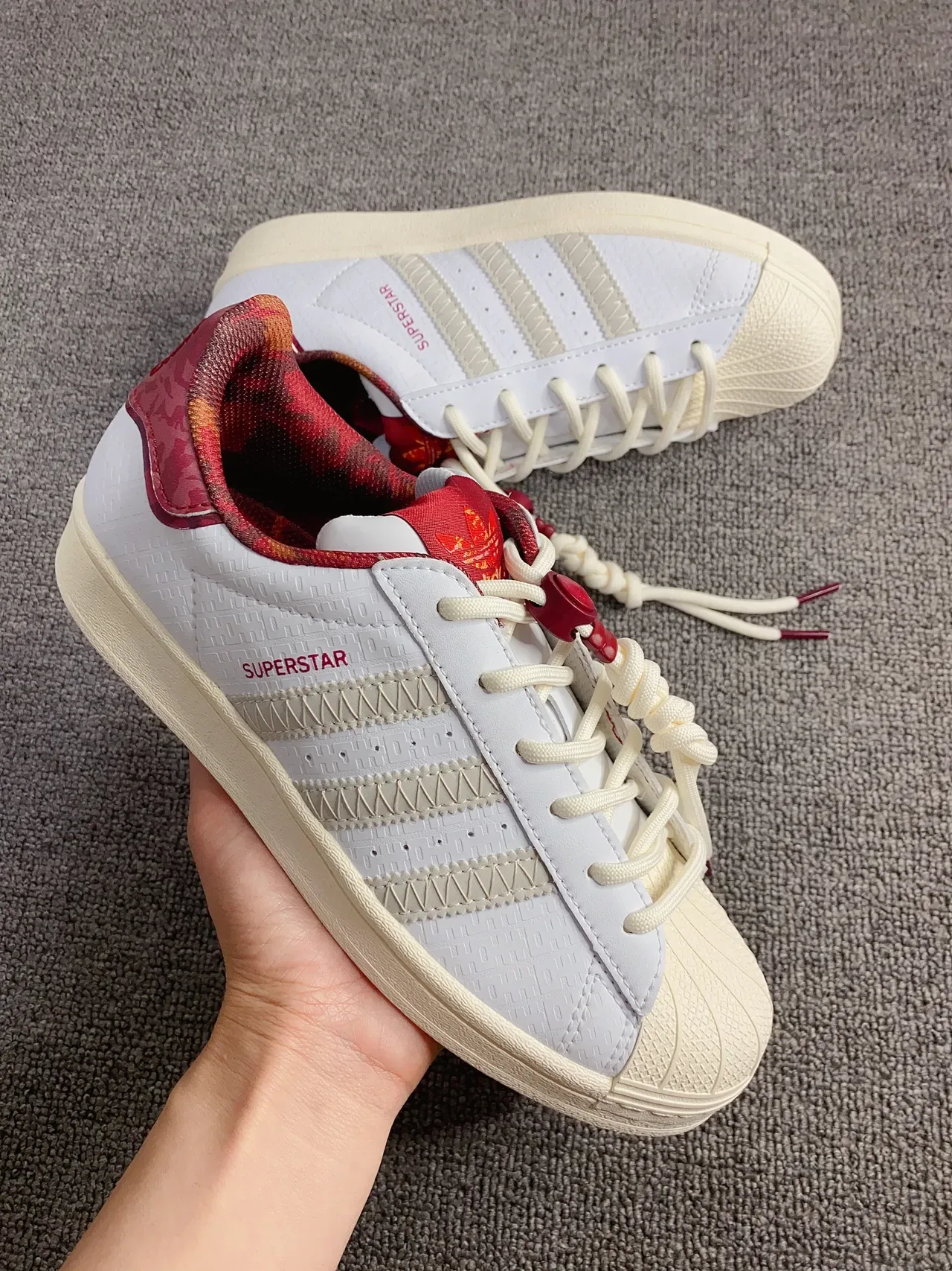 Adidas Superstar सफेद और लाल लाइफस्टाइल स्नीकर 2