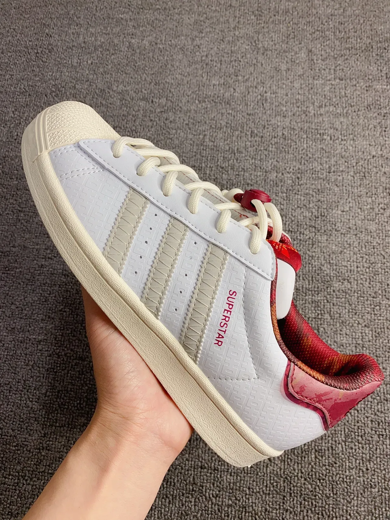 Adidas Superstar सफेद और लाल लाइफस्टाइल स्नीकर 3