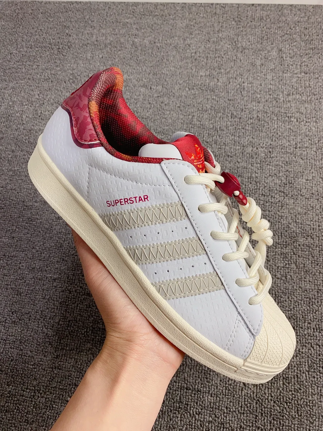 Adidas Superstar सफेद और लाल लाइफस्टाइल स्नीकर 4