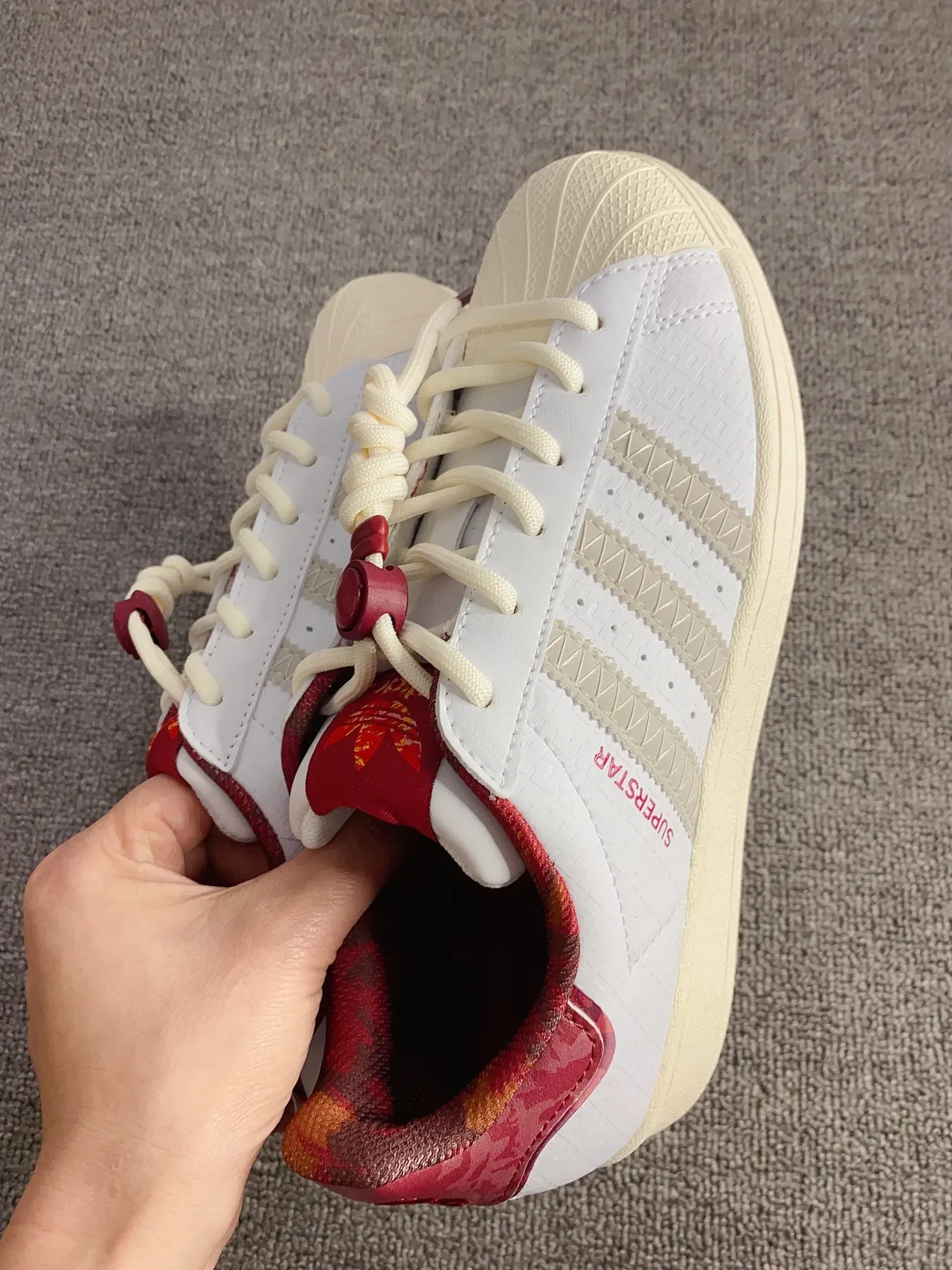 Adidas Superstar सफेद और लाल लाइफस्टाइल स्नीकर 5