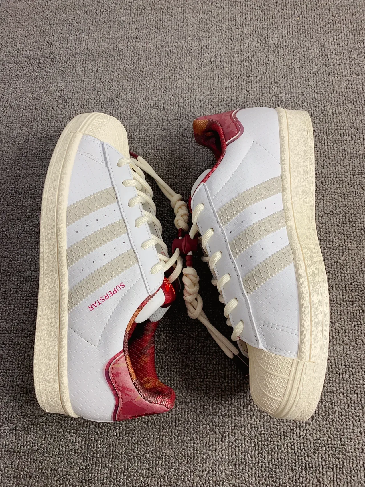 Adidas Superstar सफेद और लाल लाइफस्टाइल स्नीकर 6