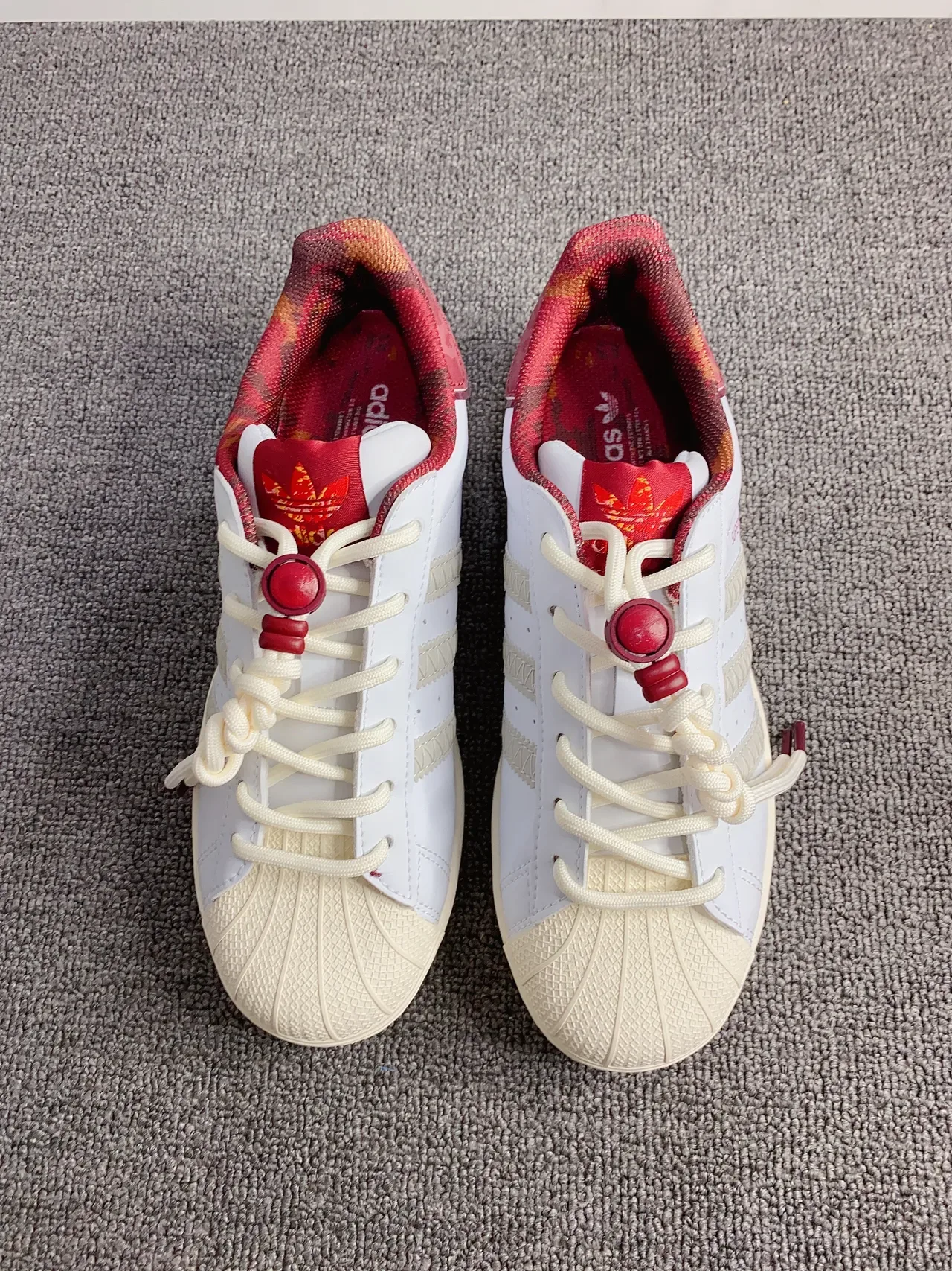Adidas Superstar सफेद और लाल लाइफस्टाइल स्नीकर 7