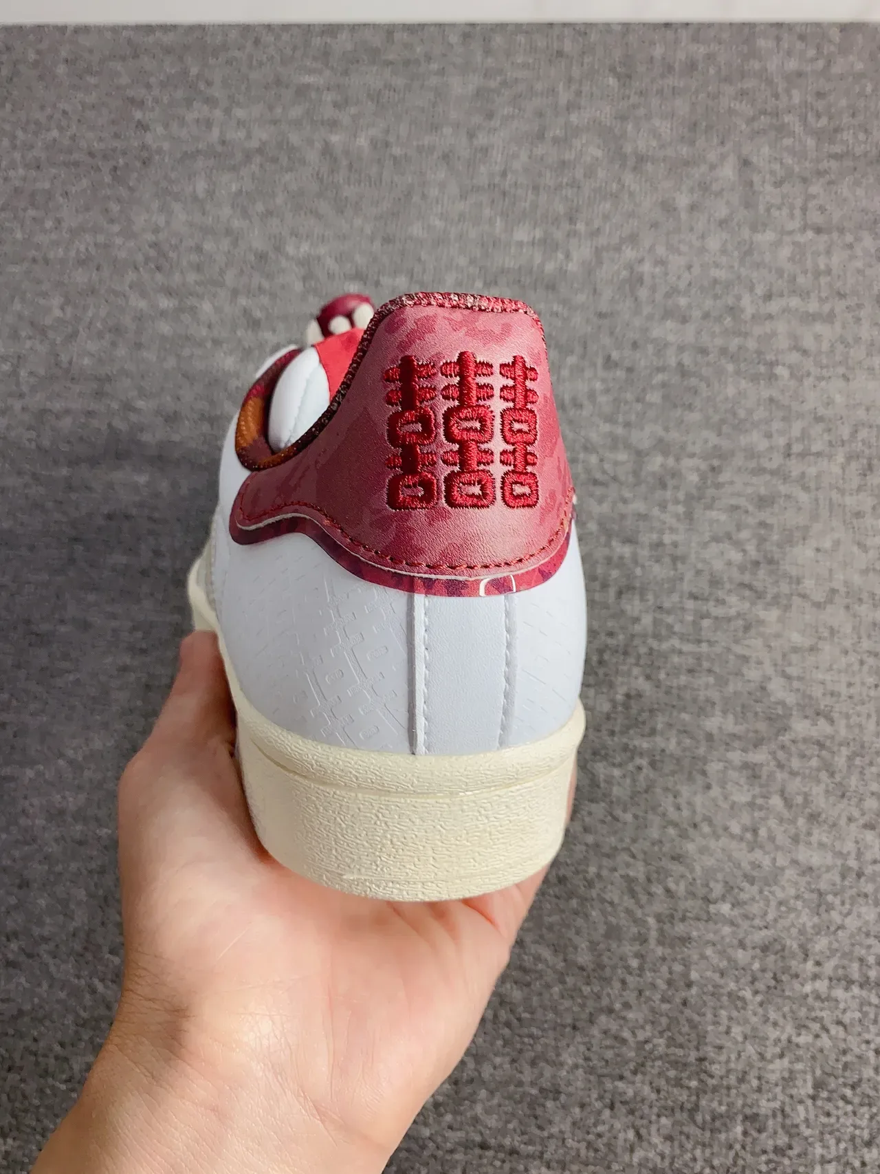 Adidas Superstar सफेद और लाल लाइफस्टाइल स्नीकर 8
