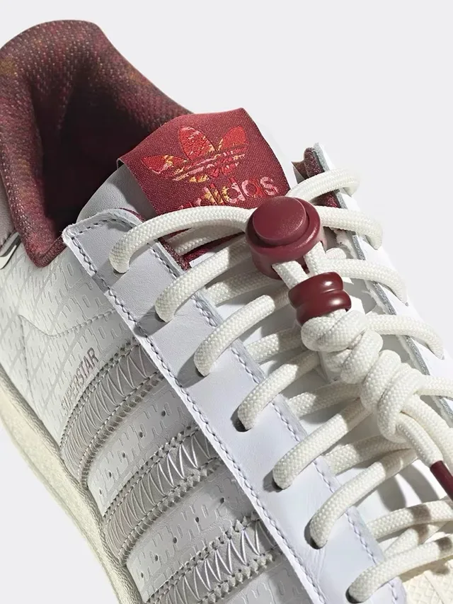 Adidas Superstar सफेद और लाल लाइफस्टाइल स्नीकर 11