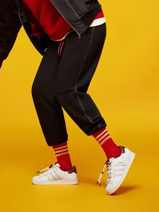 Adidas Superstar सफेद और लाल लाइफस्टाइल स्नीकर 13