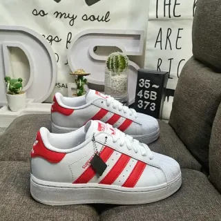 Adidas Superstar सफेद और लाल लाइफस्टाइल स्नीकर