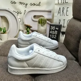 Adidas Superstar सफेद लाइफस्टाइल स्नीकर