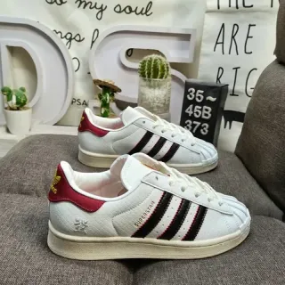 Adidas Superstar सफेद लाल काला लाइफस्टाइल स्नीकर