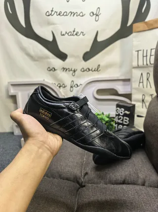 Adidas Tokyo 黑色皮革 Velcro 鞋带生活方式运动鞋 5