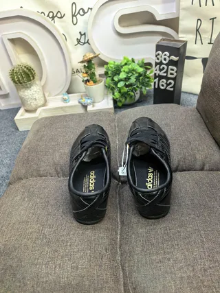Adidas Tokyo 黑色皮革 Velcro 鞋带生活方式运动鞋 8