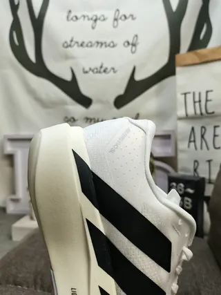 Adidas Tênis de corrida brancos e pretos com três listras 3