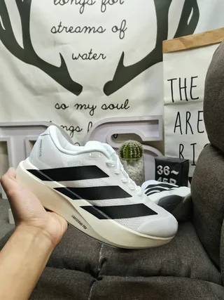 Adidas Tênis de corrida brancos e pretos com três listras 5