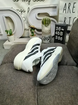 Adidas Tênis de corrida brancos e pretos com três listras 6
