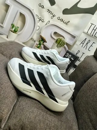 Adidas Tênis de corrida brancos e pretos com três listras 7