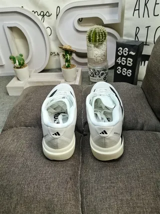 Adidas Tênis de corrida brancos e pretos com três listras 8