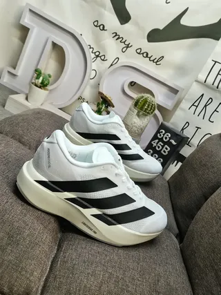Adidas Tênis de corrida brancos e pretos com três listras 9