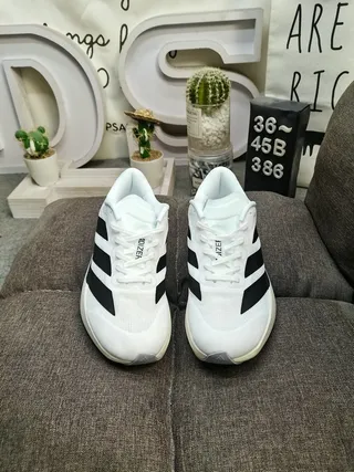Adidas Tênis de corrida brancos e pretos com três listras 10