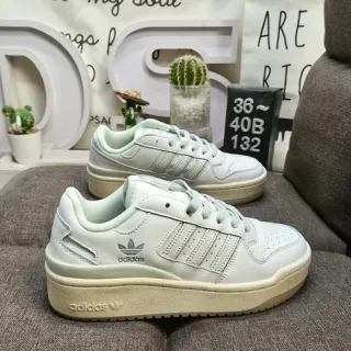 Adidas सफेद भूरा लो-टॉप प्लेटफॉर्म सोल लाइफस्टाइल स्नीकर