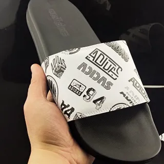 Adidas सफेद काला ग्राफिक प्रिंट स्ट्रैप मोल्डेड फुटबेड स्लिपर्स