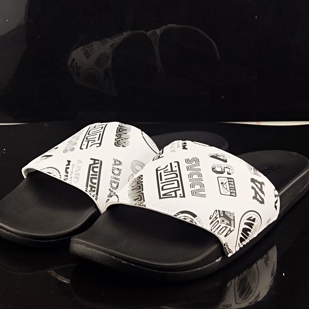 Adidas Chaussures de Maison Blances Noires avec Impression Graphique Sangle et Semelle Moldée 2