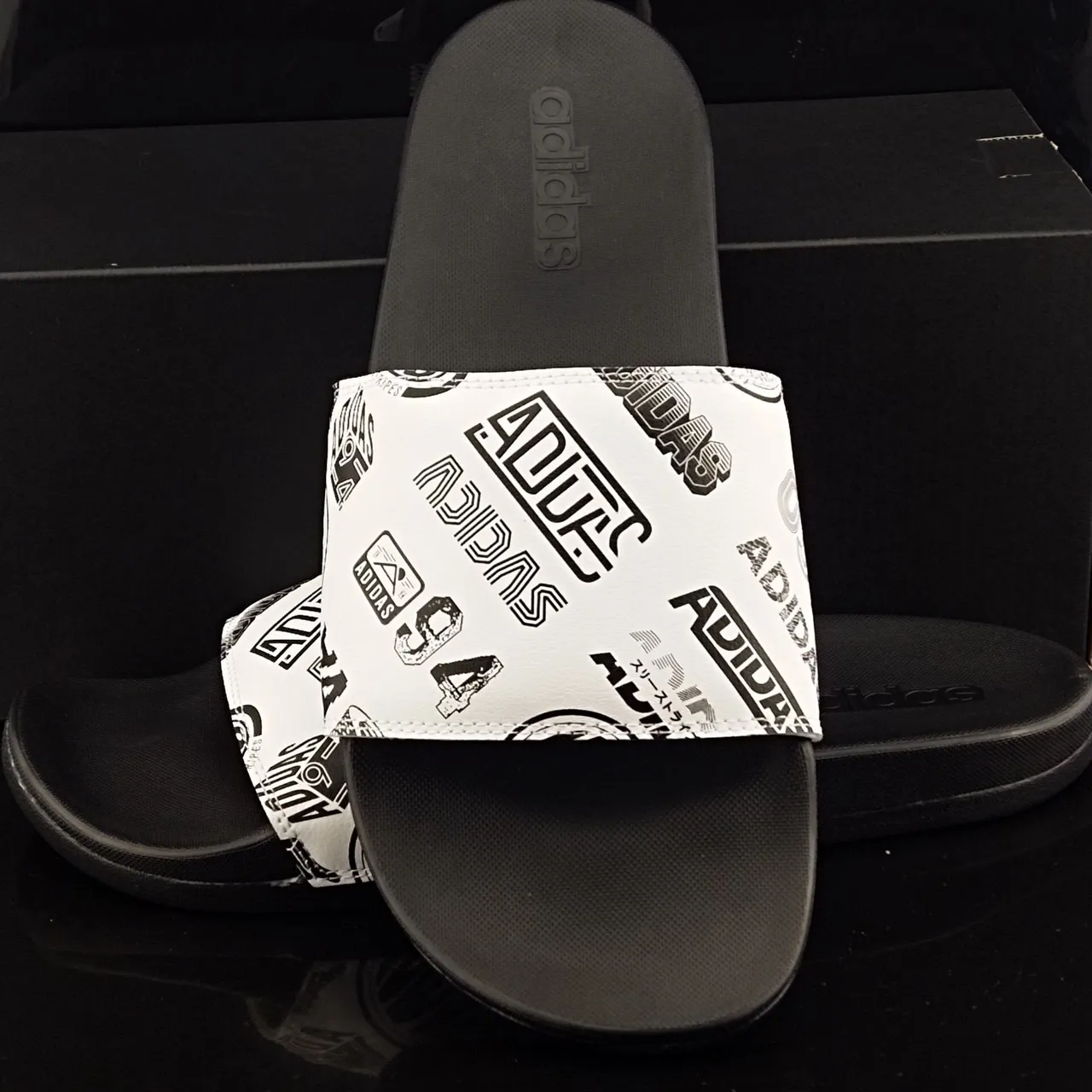 Adidas Chaussures de Maison Blances Noires avec Impression Graphique Sangle et Semelle Moldée 3