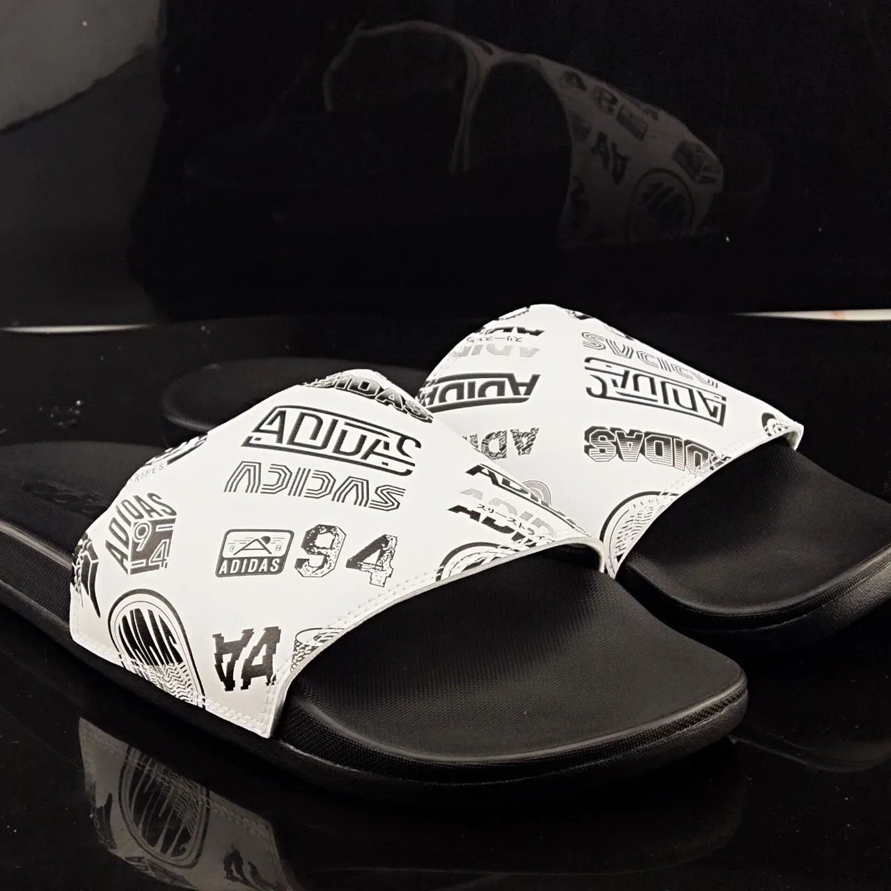 Adidas Chaussures de Maison Blances Noires avec Impression Graphique Sangle et Semelle Moldée 4