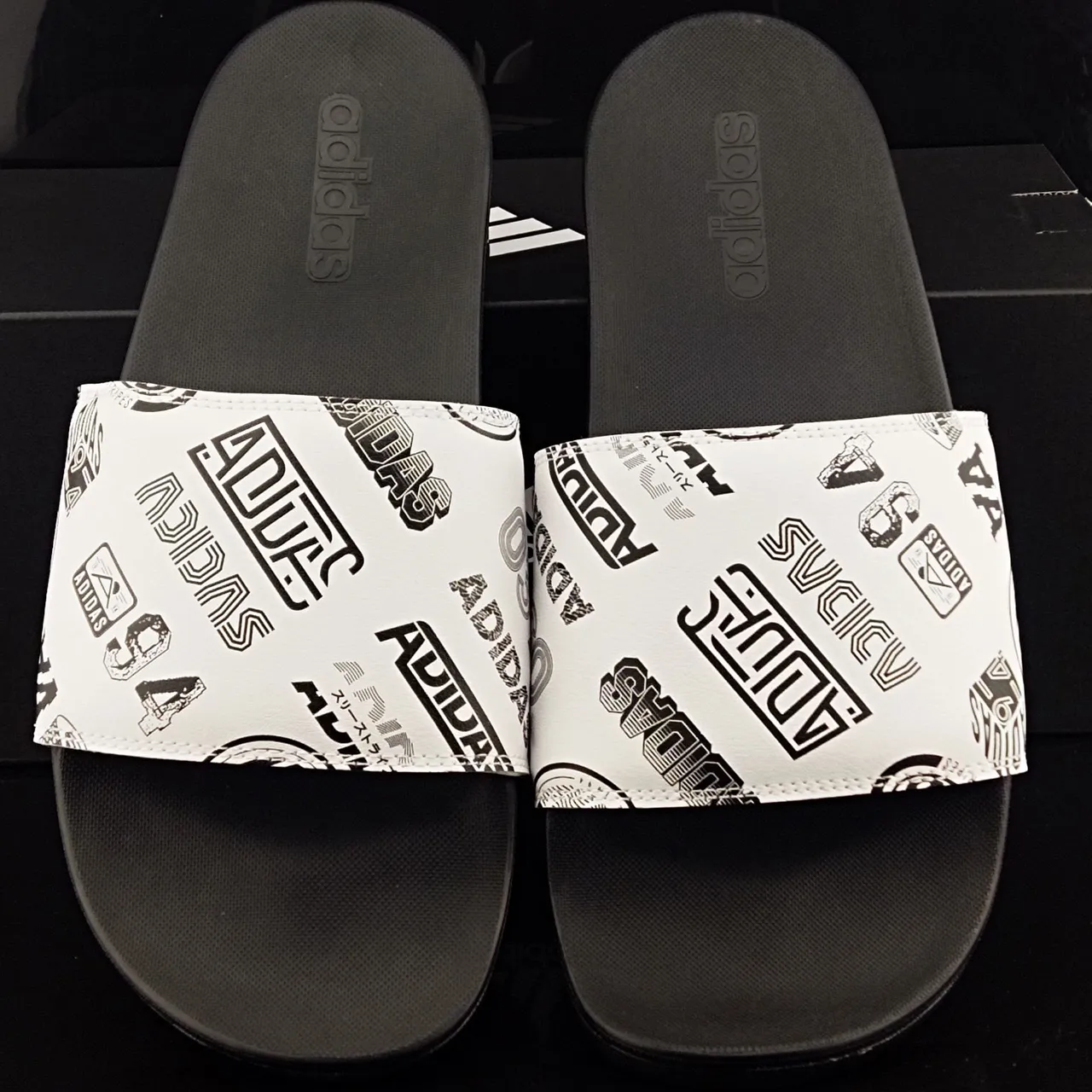 Adidas Chaussures de Maison Blances Noires avec Impression Graphique Sangle et Semelle Moldée 5