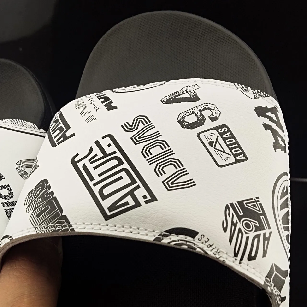 Adidas Chaussures de Maison Blances Noires avec Impression Graphique Sangle et Semelle Moldée 6