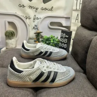 Adidas सफेद काला मेश अपर तीन पट्टी साइड ब्रांडिंग लाइफस्टाइल स्नीकर