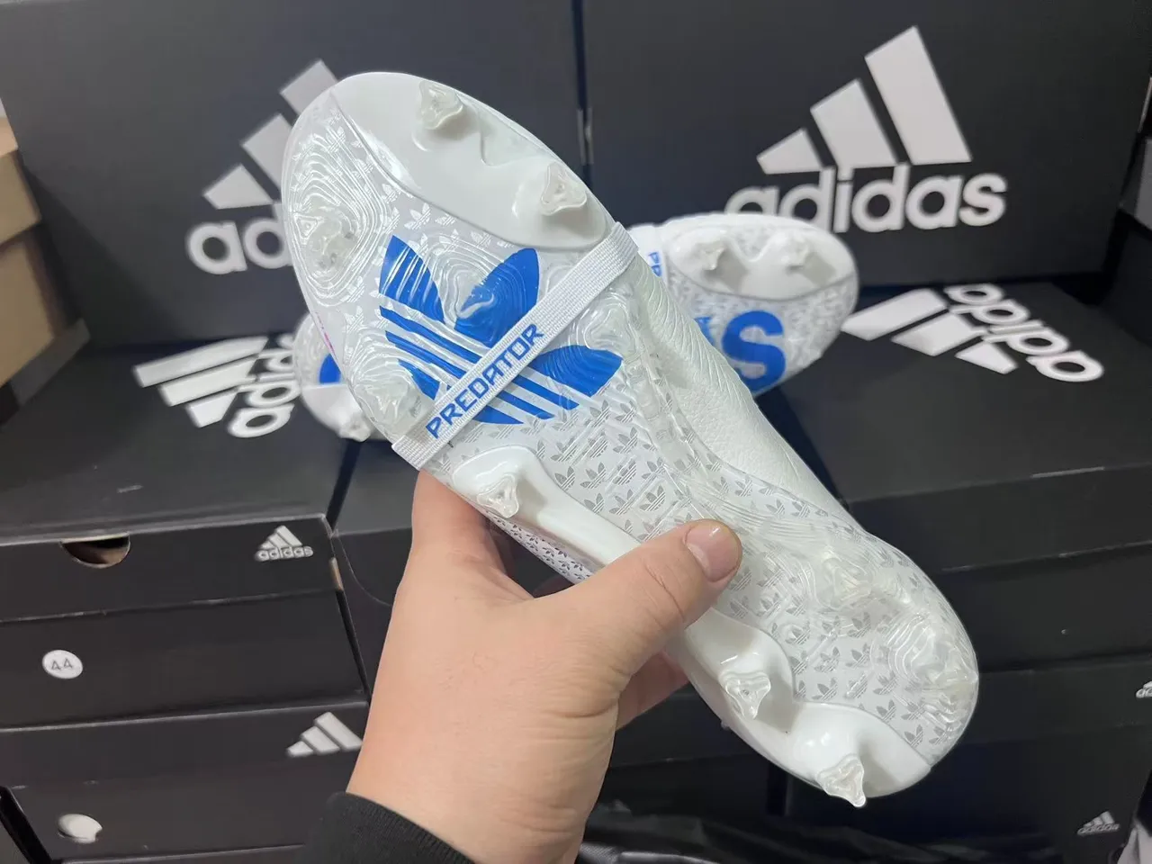 Adidas blanc et bleu sans lacets fermeture à brides contrefort talon translucide terrain ferme chaussures de football 2